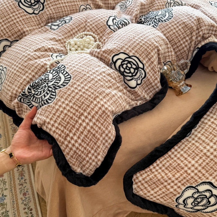 91家纺网 家纺一手货源 找家纺 Mata蔓塔家 2025新款小清新牛奶绒雕花兔毛绒包边四件套 山茶花-咖