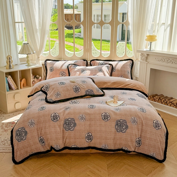 91家纺网 家纺一手货源 找家纺 Mata蔓塔家 2025新款小清新牛奶绒雕花兔毛绒包边四件套 山茶花-咖