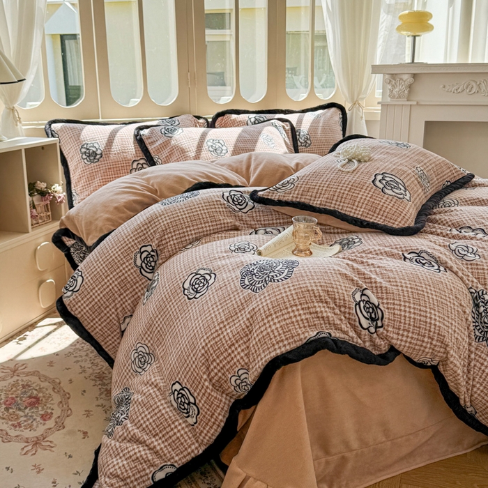 91家纺网 家纺一手货源 找家纺 Mata蔓塔家 2025新款小清新牛奶绒雕花兔毛绒包边四件套 山茶花-咖