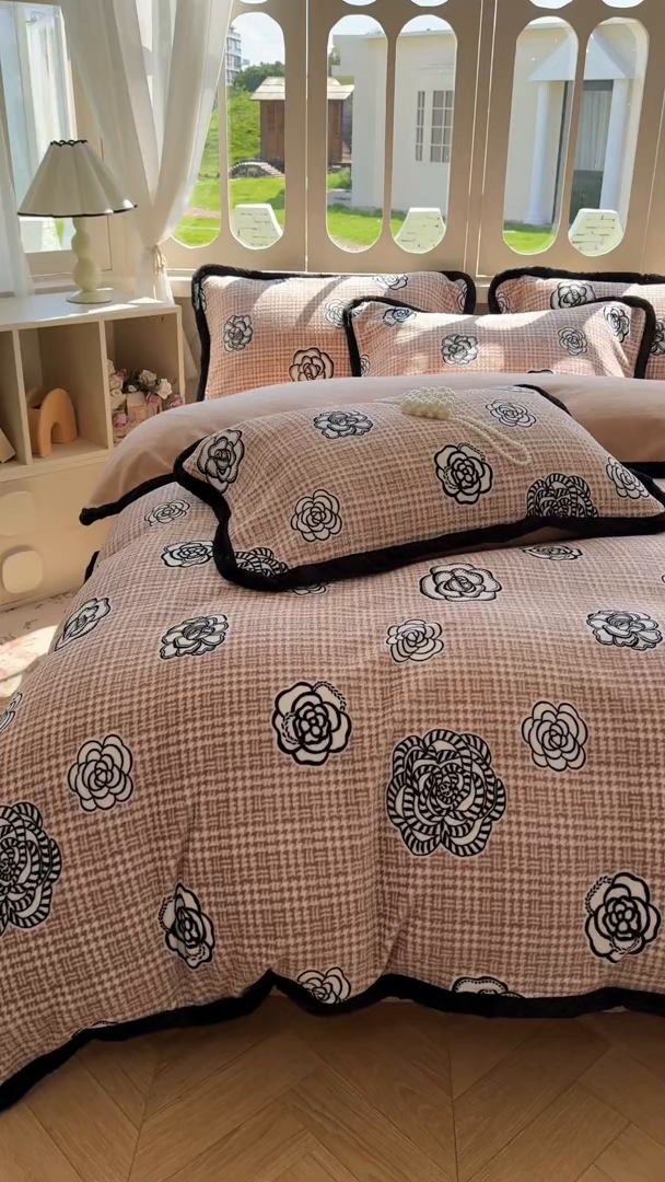 91家纺网 家纺一手货源 找家纺 Mata蔓塔家 2025新款小清新牛奶绒雕花兔毛绒包边四件套 山茶花-咖