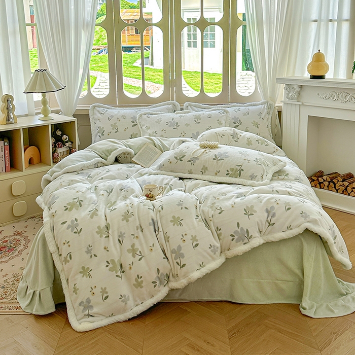 91家纺网 家纺一手货源 找家纺 Mata蔓塔家 2025新款小清新牛奶绒雕花兔毛绒包边四件套 碎花漫语