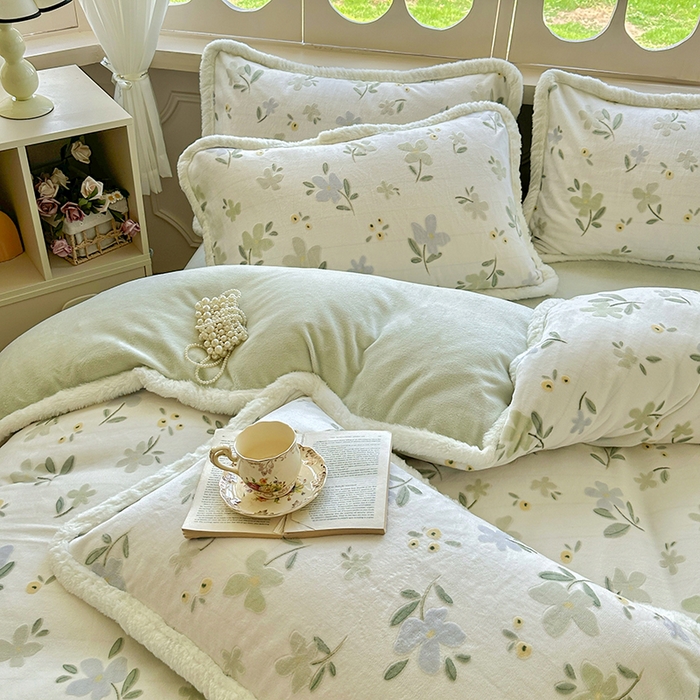 91家纺网 家纺一手货源 找家纺 Mata蔓塔家 2025新款小清新牛奶绒雕花兔毛绒包边四件套 碎花漫语