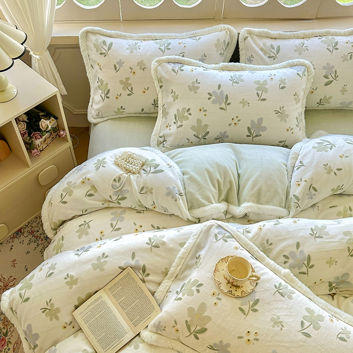 91家纺网 家纺一手货源 找家纺 Mata蔓塔家 2025新款小清新牛奶绒雕花兔毛绒包边四件套 碎花漫语