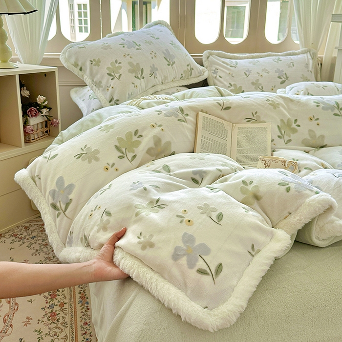 91家纺网 家纺一手货源 找家纺 Mata蔓塔家 2025新款小清新牛奶绒雕花兔毛绒包边四件套 碎花漫语