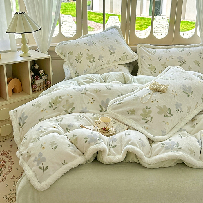 91家纺网 家纺一手货源 找家纺 Mata蔓塔家 2025新款小清新牛奶绒雕花兔毛绒包边四件套 碎花漫语