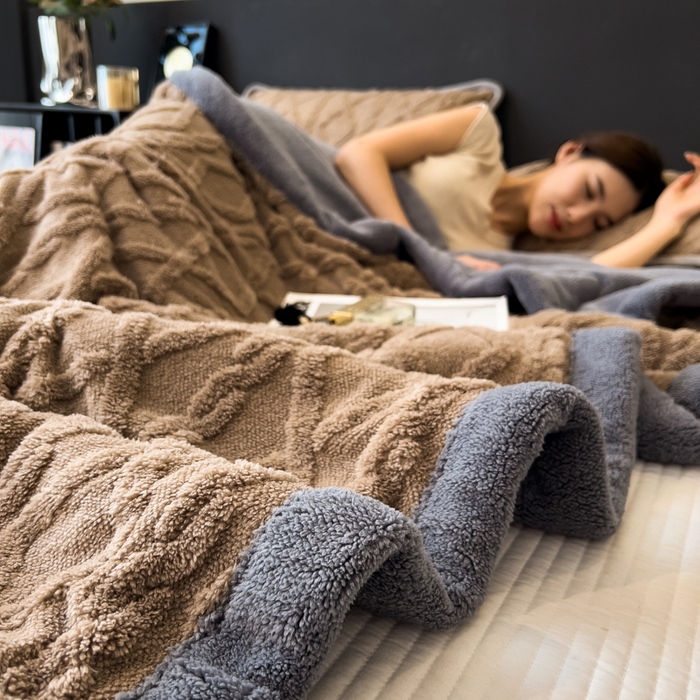 91家纺网 家纺一手货源 找家纺 云恋家纺 2025新款卡通加厚雪花绒双层毛毯 塔芙绒毛毯-浅驼