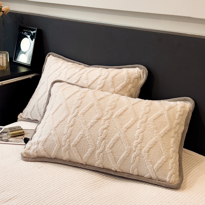 91家纺网 家纺一手货源 找家纺 云恋家纺 2025新款卡通加厚雪花绒双层毛毯 塔芙绒毛毯-极简米