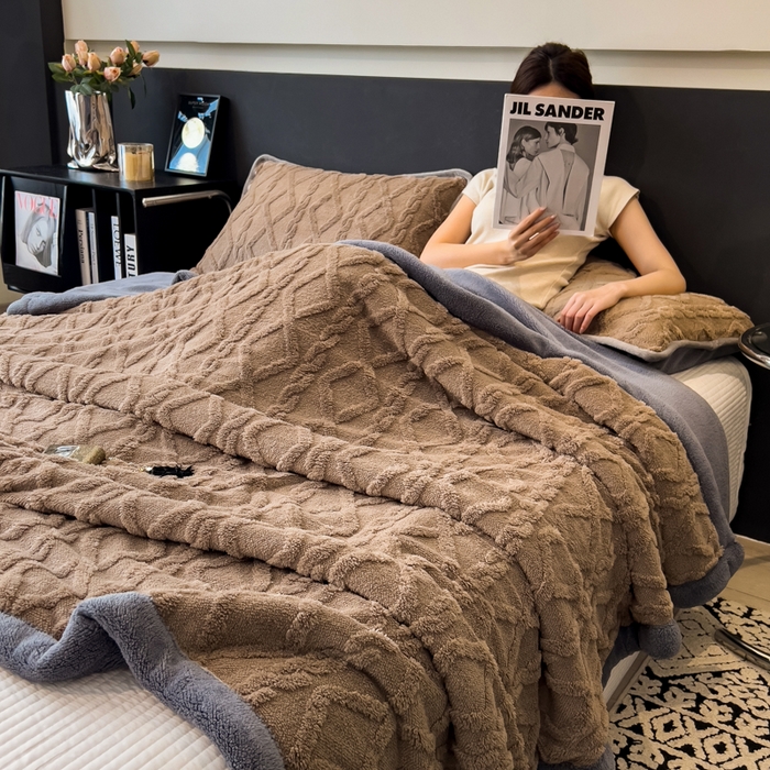 91家纺网 家纺一手货源 找家纺 云恋家纺 2025新款卡通加厚雪花绒双层毛毯 塔芙绒毛毯-浅驼