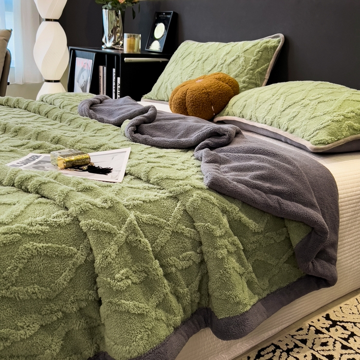91家纺网 家纺一手货源 找家纺 云恋家纺 2025新款卡通加厚雪花绒双层毛毯 塔芙绒毛毯-豆绿
