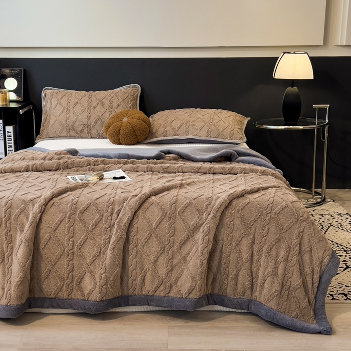 91家纺网 家纺一手货源 找家纺 云恋家纺 2025新款卡通加厚雪花绒双层毛毯 塔芙绒毛毯-浅驼