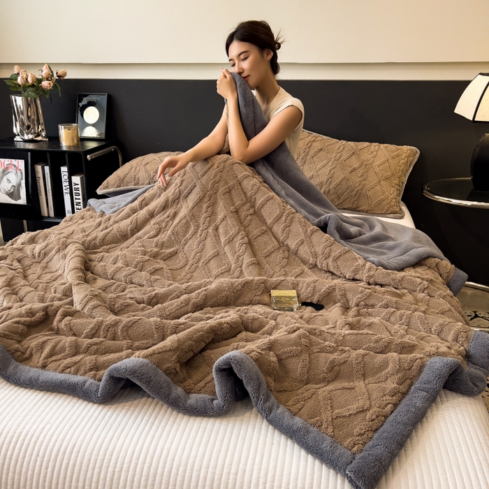 91家纺网 家纺一手货源 找家纺 云恋家纺 2025新款卡通加厚雪花绒双层毛毯 塔芙绒毛毯-浅驼