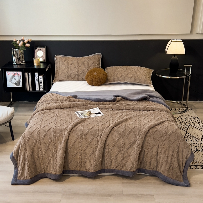 91家纺网 家纺一手货源 找家纺 云恋家纺 2025新款卡通加厚雪花绒双层毛毯 塔芙绒毛毯-浅驼