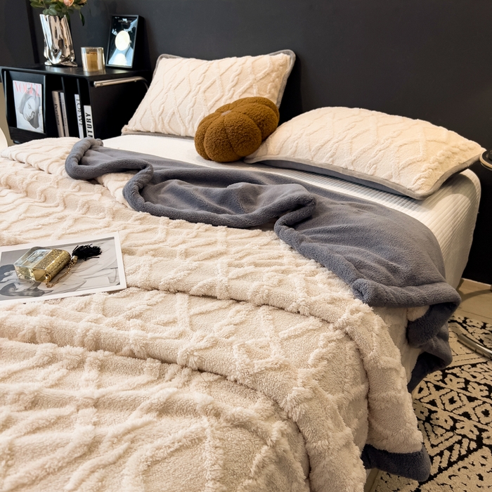 91家纺网 家纺一手货源 找家纺 云恋家纺 2025新款卡通加厚雪花绒双层毛毯 塔芙绒毛毯-极简米