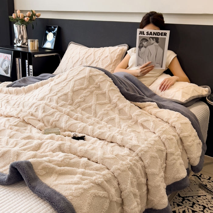 91家纺网 家纺一手货源 找家纺 云恋家纺 2025新款卡通加厚雪花绒双层毛毯 塔芙绒毛毯-极简米