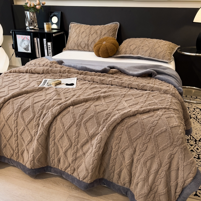 91家纺网 家纺一手货源 找家纺 云恋家纺 2025新款卡通加厚雪花绒双层毛毯 塔芙绒毛毯-浅驼