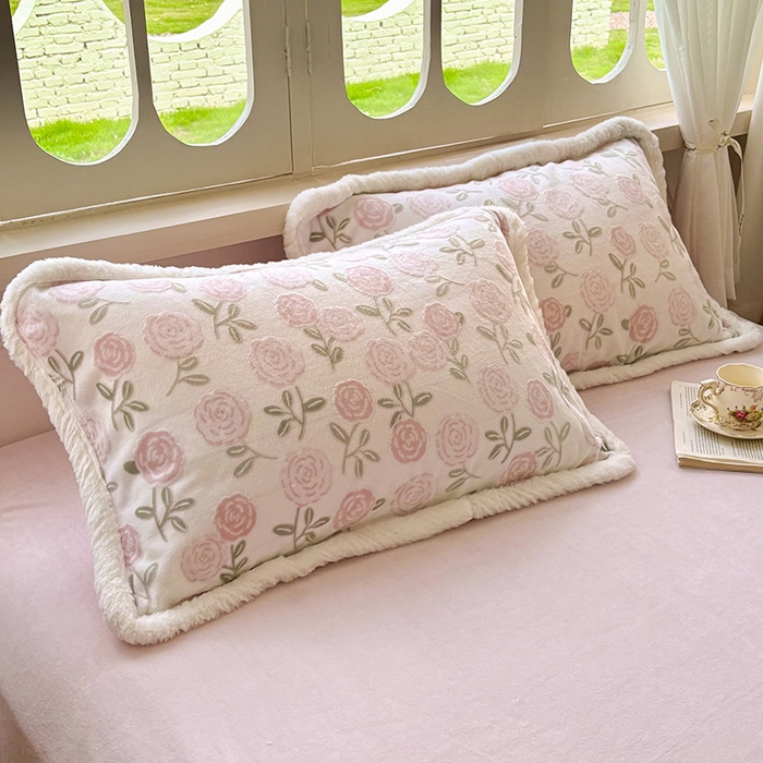 91家纺网 家纺一手货源 找家纺 Mata蔓塔家 2025新款小清新牛奶绒雕花兔毛绒包边四件套 甜心玫瑰