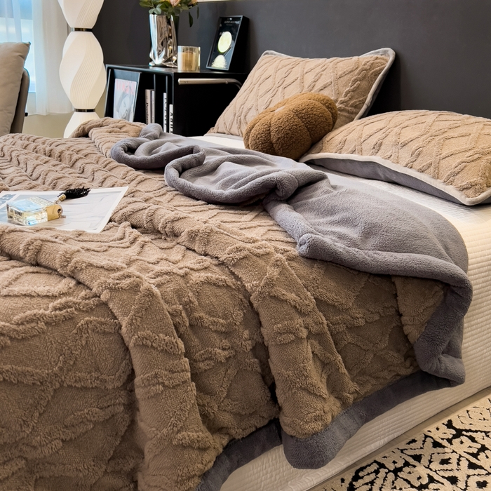 91家纺网 家纺一手货源 找家纺 云恋家纺 2025新款卡通加厚雪花绒双层毛毯 塔芙绒毛毯-浅驼