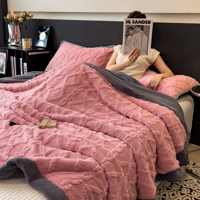 91家纺网 家纺一手货源 找家纺 云恋家纺 2025新款卡通加厚雪花绒双层毛毯 塔芙绒毛毯-豆沙