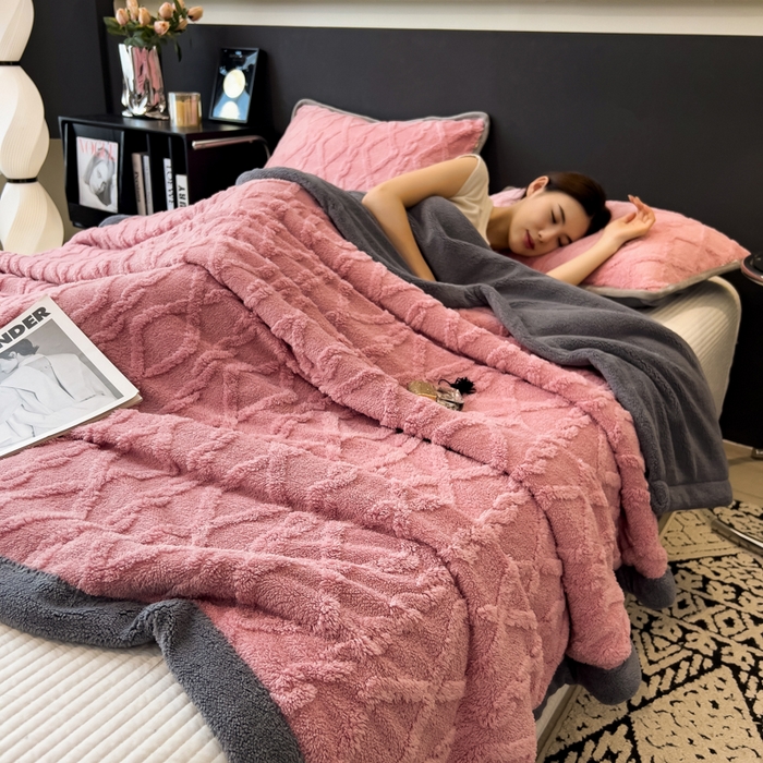 91家纺网 家纺一手货源 找家纺 云恋家纺 2025新款卡通加厚雪花绒双层毛毯 塔芙绒毛毯-豆沙