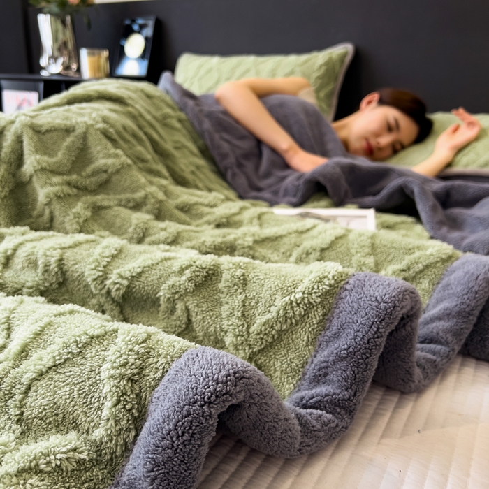 91家纺网 家纺一手货源 找家纺 云恋家纺 2025新款卡通加厚雪花绒双层毛毯 塔芙绒毛毯-豆绿