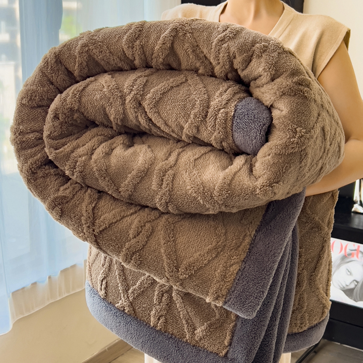 91家纺网 家纺一手货源 找家纺 （总）云恋家纺 2025新款2025塔芙绒毛毯加厚舒棉绒绒盖毯牛奶绒办公室午睡珊瑚绒披肩沙发毯被子