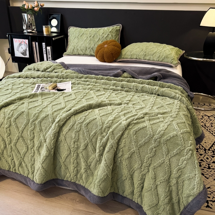 91家纺网 家纺一手货源 找家纺 云恋家纺 2025新款卡通加厚雪花绒双层毛毯 塔芙绒毛毯-豆绿