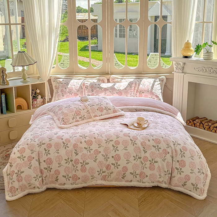 91家纺网 家纺一手货源 找家纺 Mata蔓塔家 2025新款小清新牛奶绒雕花兔毛绒包边四件套 甜心玫瑰