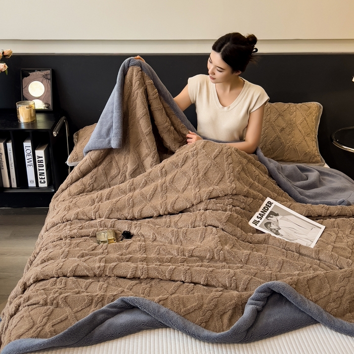 91家纺网 家纺一手货源 找家纺 云恋家纺 2025新款卡通加厚雪花绒双层毛毯 塔芙绒毛毯-浅驼