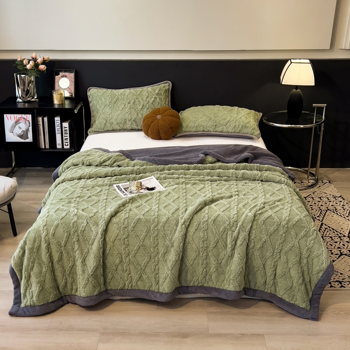 91家纺网 家纺一手货源 找家纺 云恋家纺 2025新款卡通加厚雪花绒双层毛毯 塔芙绒毛毯-豆绿