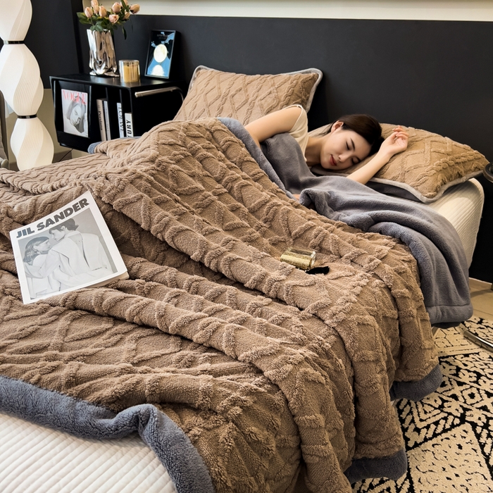 91家纺网 家纺一手货源 找家纺 云恋家纺 2025新款卡通加厚雪花绒双层毛毯 塔芙绒毛毯-浅驼