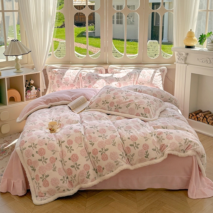 91家纺网 家纺一手货源 找家纺 Mata蔓塔家 2025新款小清新牛奶绒雕花兔毛绒包边四件套 甜心玫瑰