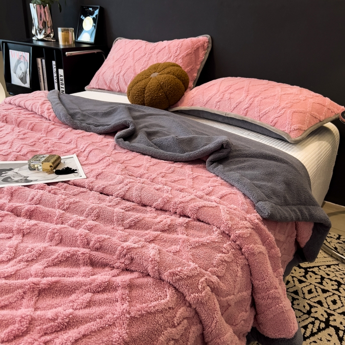 91家纺网 家纺一手货源 找家纺 云恋家纺 2025新款卡通加厚雪花绒双层毛毯 塔芙绒毛毯-豆沙