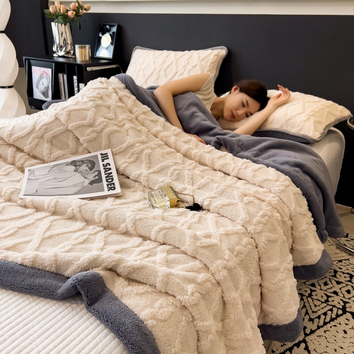 91家纺网 家纺一手货源 找家纺 云恋家纺 2025新款卡通加厚雪花绒双层毛毯 塔芙绒毛毯-极简米