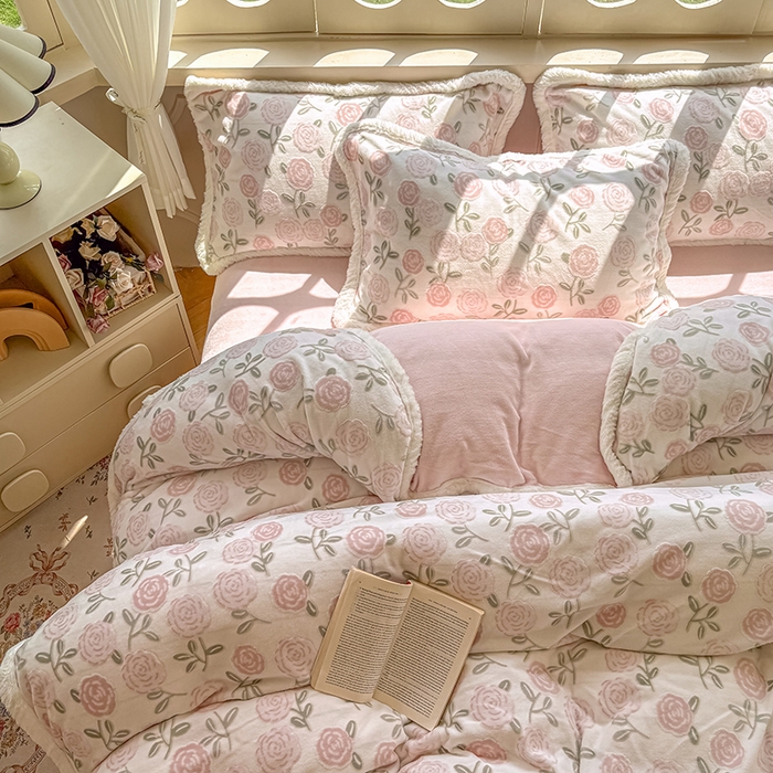 91家纺网 家纺一手货源 找家纺 Mata蔓塔家 2025新款小清新牛奶绒雕花兔毛绒包边四件套 甜心玫瑰