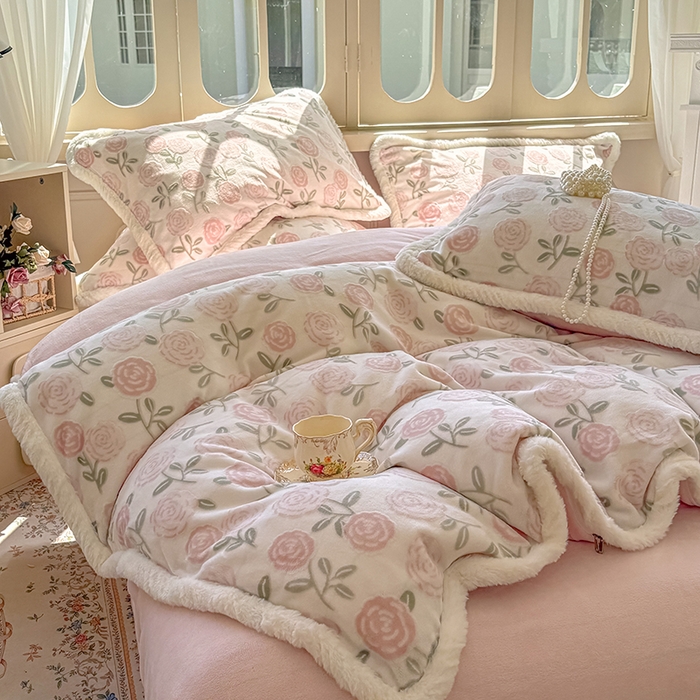 91家纺网 家纺一手货源 找家纺 Mata蔓塔家 2025新款小清新牛奶绒雕花兔毛绒包边四件套 甜心玫瑰