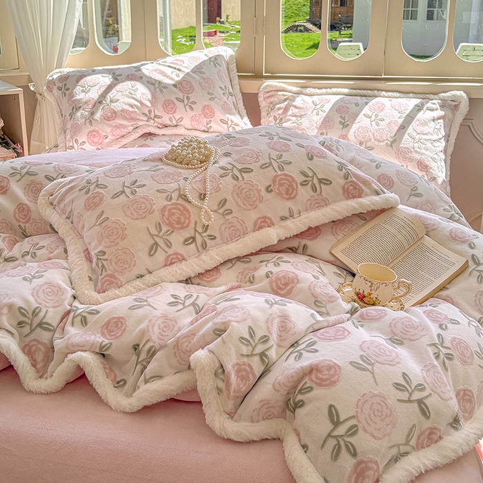 91家纺网 家纺一手货源 找家纺 Mata蔓塔家 2025新款小清新牛奶绒雕花兔毛绒包边四件套 甜心玫瑰