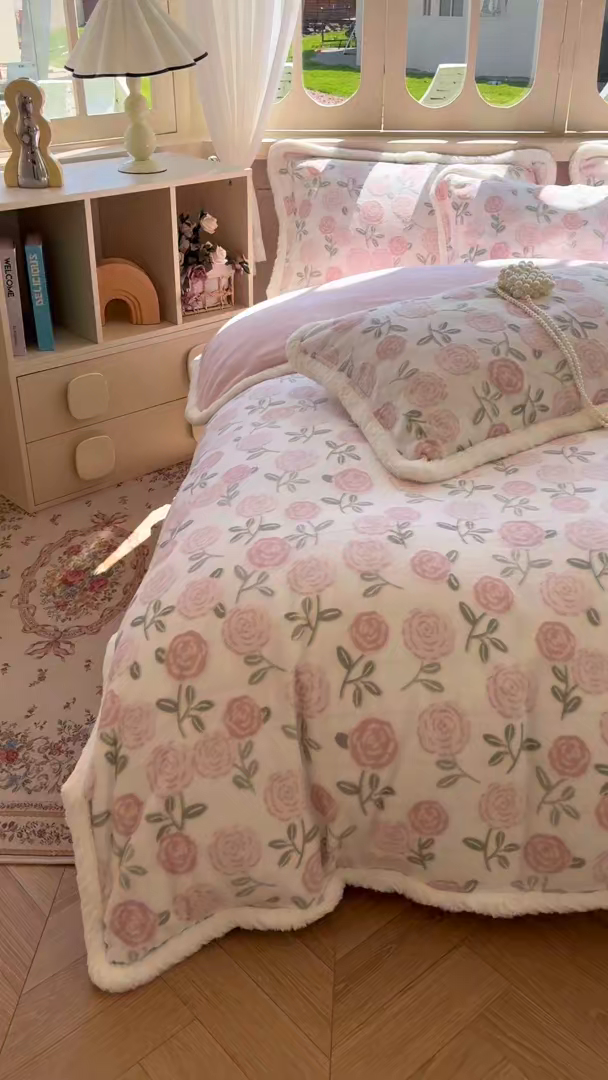 91家纺网 家纺一手货源 找家纺 Mata蔓塔家 2025新款小清新牛奶绒雕花兔毛绒包边四件套 甜心玫瑰