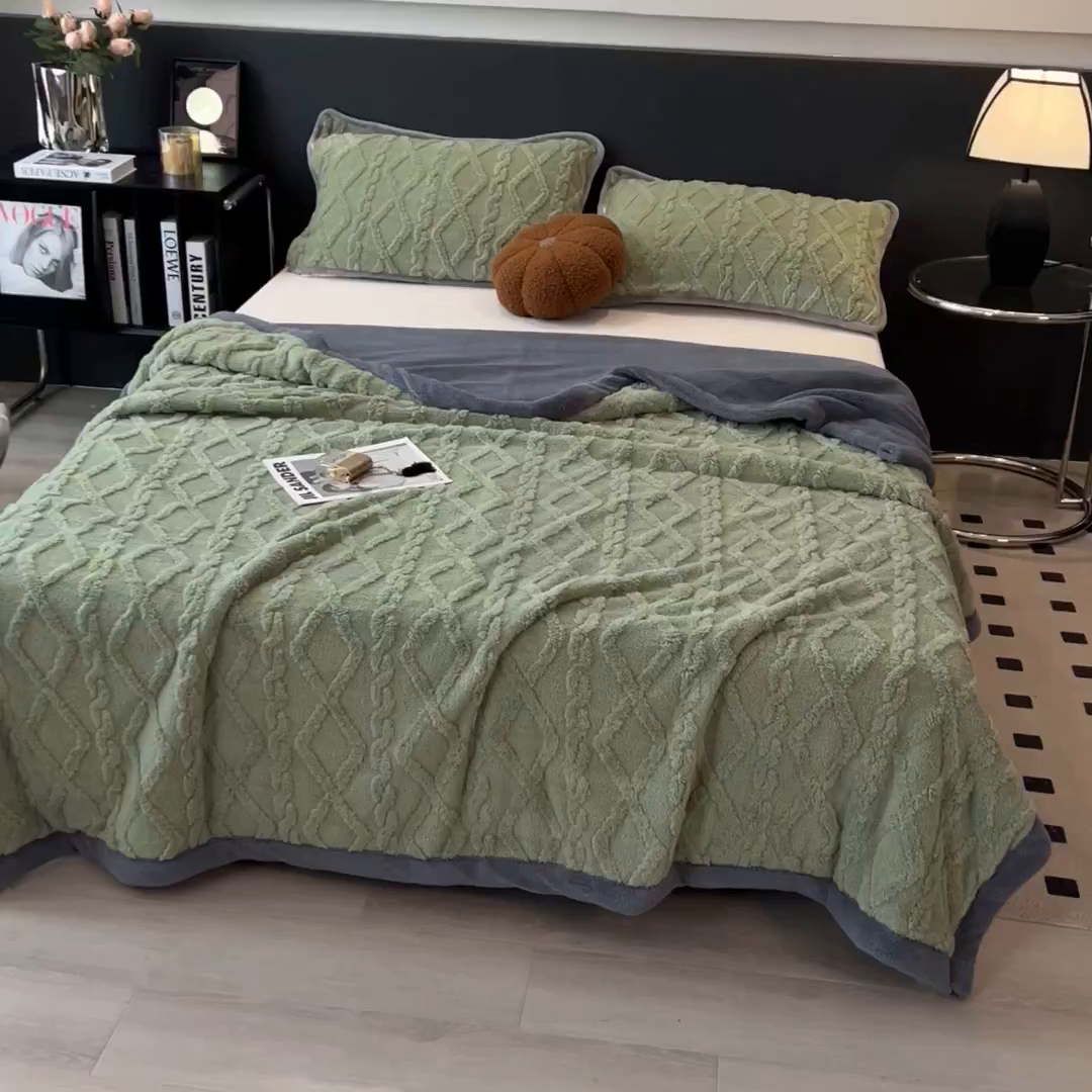 91家纺网 家纺一手货源 找家纺 云恋家纺 2025新款卡通加厚雪花绒双层毛毯 塔芙绒毛毯-豆绿