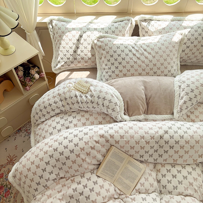 91家纺网 家纺一手货源 找家纺 Mata蔓塔家 2025新款小清新牛奶绒雕花兔毛绒包边四件套 织梦-咖