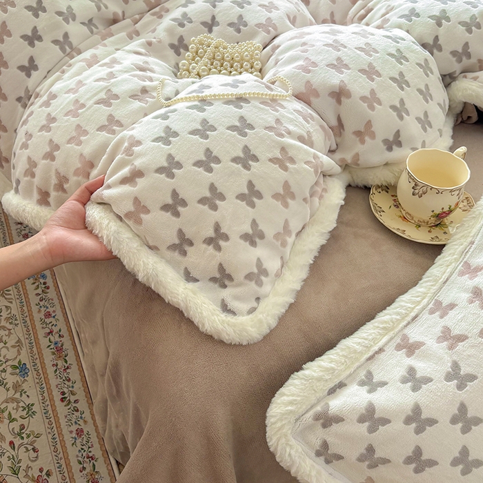 91家纺网 家纺一手货源 找家纺 Mata蔓塔家 2025新款小清新牛奶绒雕花兔毛绒包边四件套 织梦-咖