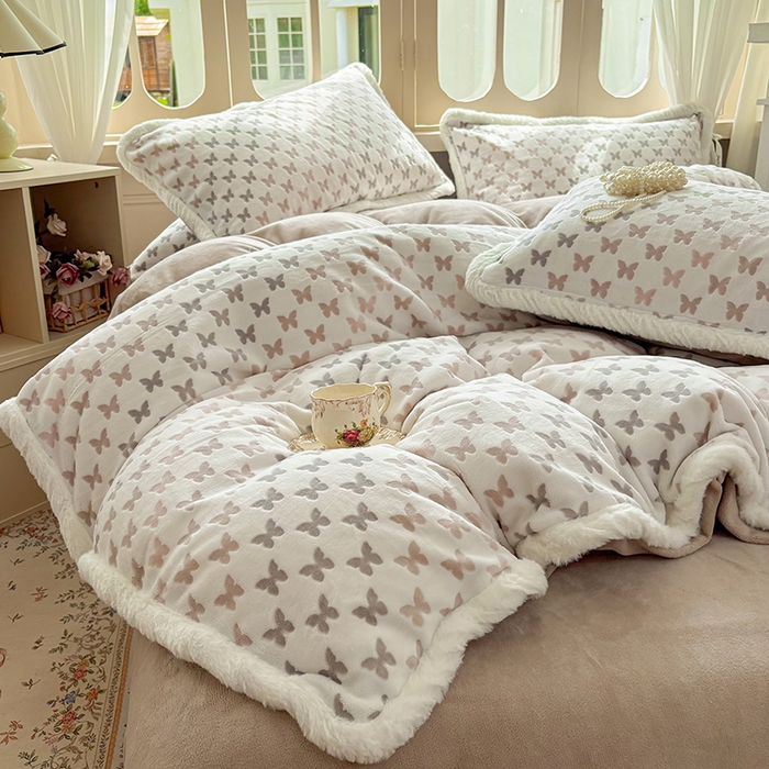 91家纺网 家纺一手货源 找家纺 Mata蔓塔家 2025新款小清新牛奶绒雕花兔毛绒包边四件套 织梦-咖