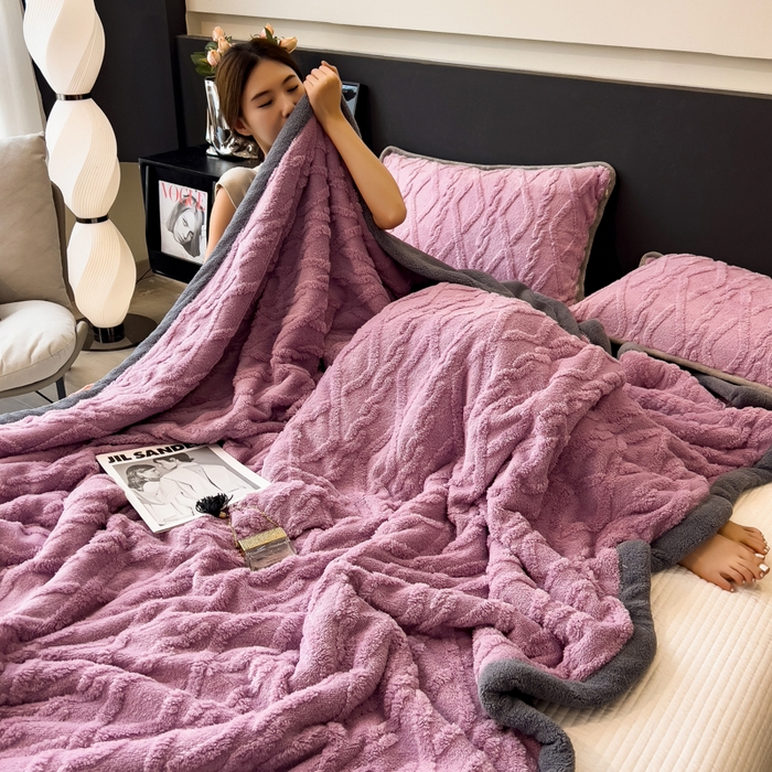 91家纺网 家纺一手货源 找家纺 云恋家纺 2025新款卡通加厚雪花绒双层毛毯 塔芙绒毛毯-雅紫