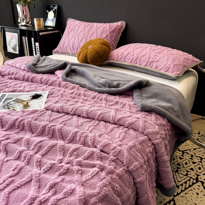 91家纺网 家纺一手货源 找家纺 云恋家纺 2025新款卡通加厚雪花绒双层毛毯 塔芙绒毛毯-雅紫