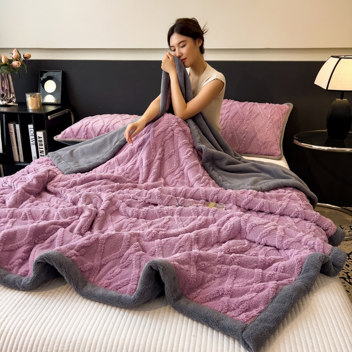 91家纺网 家纺一手货源 找家纺 云恋家纺 2025新款卡通加厚雪花绒双层毛毯 塔芙绒毛毯-雅紫