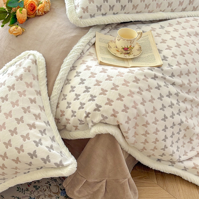 91家纺网 家纺一手货源 找家纺 Mata蔓塔家 2025新款小清新牛奶绒雕花兔毛绒包边四件套 织梦-咖