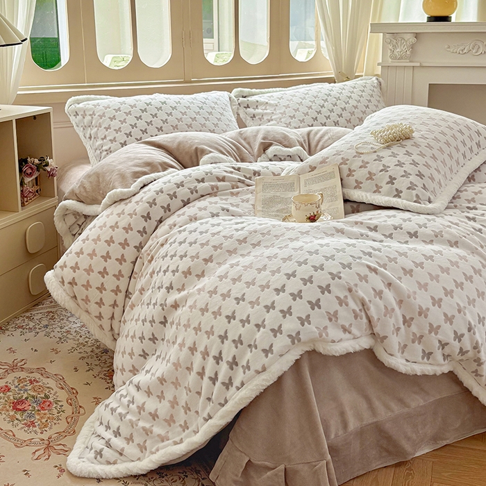 91家纺网 家纺一手货源 找家纺 Mata蔓塔家 2025新款小清新牛奶绒雕花兔毛绒包边四件套 织梦-咖