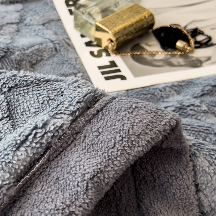 91家纺网 家纺一手货源 找家纺 云恋家纺 2025新款卡通加厚雪花绒双层毛毯 塔芙绒毛毯-烟灰