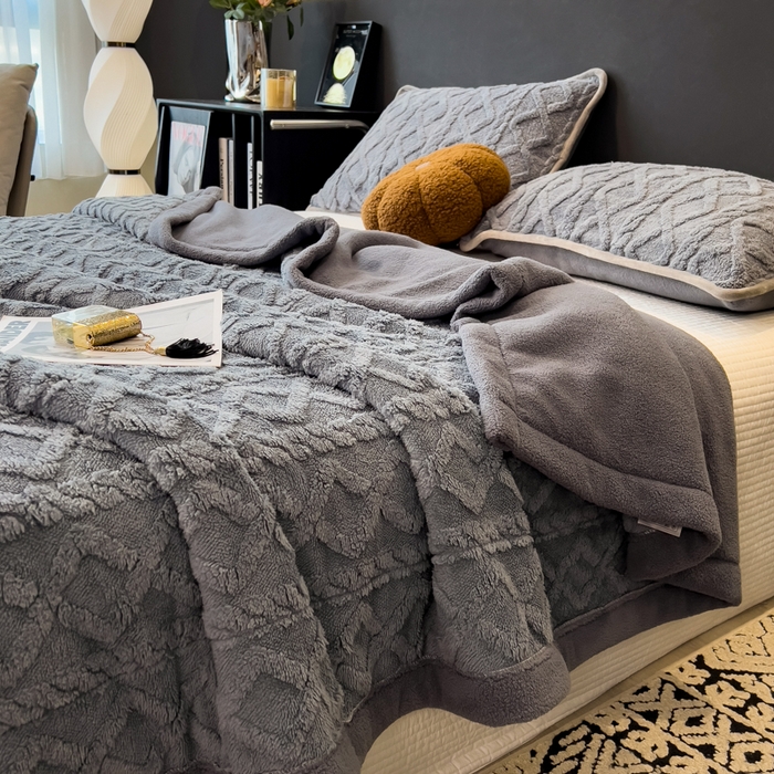 91家纺网 家纺一手货源 找家纺 云恋家纺 2025新款卡通加厚雪花绒双层毛毯 塔芙绒毛毯-烟灰
