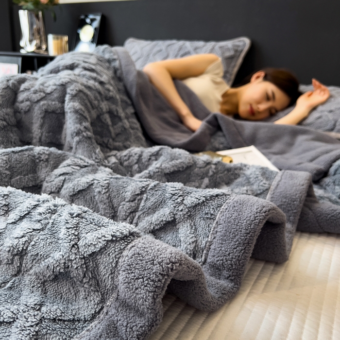 91家纺网 家纺一手货源 找家纺 云恋家纺 2025新款卡通加厚雪花绒双层毛毯 塔芙绒毛毯-烟灰