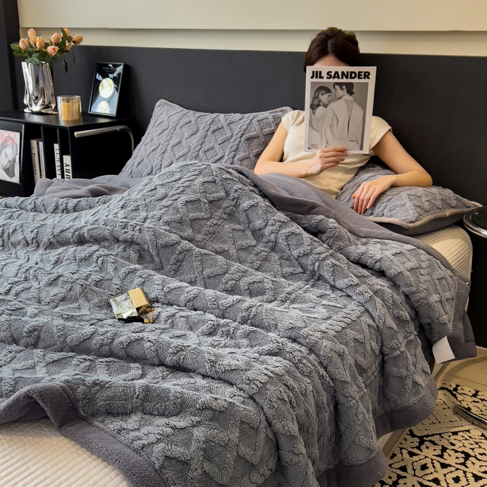 91家纺网 家纺一手货源 找家纺 云恋家纺 2025新款卡通加厚雪花绒双层毛毯 塔芙绒毛毯-烟灰